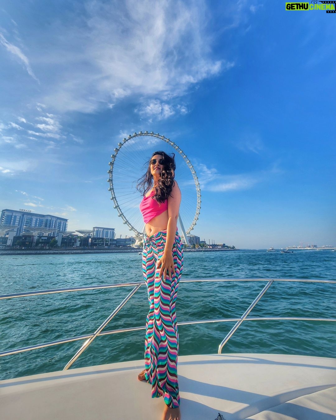 Shiny Doshi Instagram - "Sending off 2023 with a heart brimming with gratitude. May the canvas of 2024 be painted with moments of joy, growth, and love" ❤️ #thankyou2023 Dubai,UAE