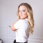 Shirley Lamy Instagram – “Tu ne sais plus vivre ta vie dans la vraie vie ..”