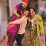 Shivani Rangole Instagram - जेव्हा producer actor ला डोक्यावर बसवतात!! 🤣 Truly a candid moment from our Secret Santa celebrations on the set! @sharmishtharaut Cheers to you and your team for always creating such a lovely environment for us all!❤️