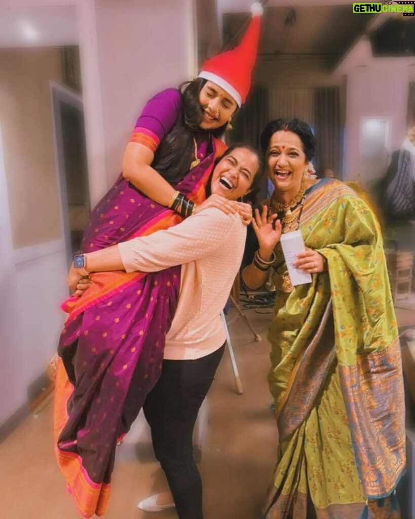Shivani Rangole Instagram - जेव्हा producer actor ला डोक्यावर बसवतात!! 🤣 Truly a candid moment from our Secret Santa celebrations on the set! @sharmishtharaut Cheers to you and your team for always creating such a lovely environment for us all!❤️
