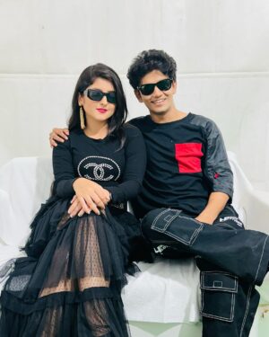 Shivani Sangita Instagram - When Sai Sivani met coincidentally in Black 🖤🍫❤️

Best wishes @sailendra.samantaray @raja_d_indi_filmmkr  and entire team for this nostalgic journey. Dasama soon at your nearest theatres 🎭