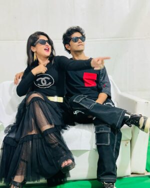 Shivani Sangita Instagram - When Sai Sivani met coincidentally in Black 🖤🍫❤️

Best wishes @sailendra.samantaray @raja_d_indi_filmmkr  and entire team for this nostalgic journey. Dasama soon at your nearest theatres 🎭