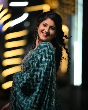 Shivani Sangita Instagram - Hasa mora chhati tora chimuti dela??😛

Such beautifully captured by @elegant_photo_graphy 
Make Up and Hair by my darling friend @bipasarath