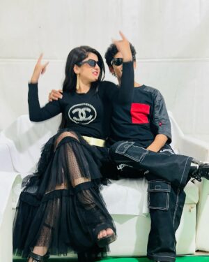 Shivani Sangita Instagram - When Sai Sivani met coincidentally in Black 🖤🍫❤️

Best wishes @sailendra.samantaray @raja_d_indi_filmmkr  and entire team for this nostalgic journey. Dasama soon at your nearest theatres 🎭