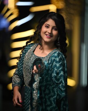 Shivani Sangita Instagram - Hasa mora chhati tora chimuti dela??😛

Such beautifully captured by @elegant_photo_graphy 
Make Up and Hair by my darling friend @bipasarath