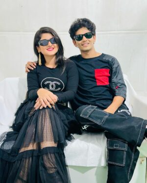 Shivani Sangita Instagram - When Sai Sivani met coincidentally in Black 🖤🍫❤️

Best wishes @sailendra.samantaray @raja_d_indi_filmmkr  and entire team for this nostalgic journey. Dasama soon at your nearest theatres 🎭