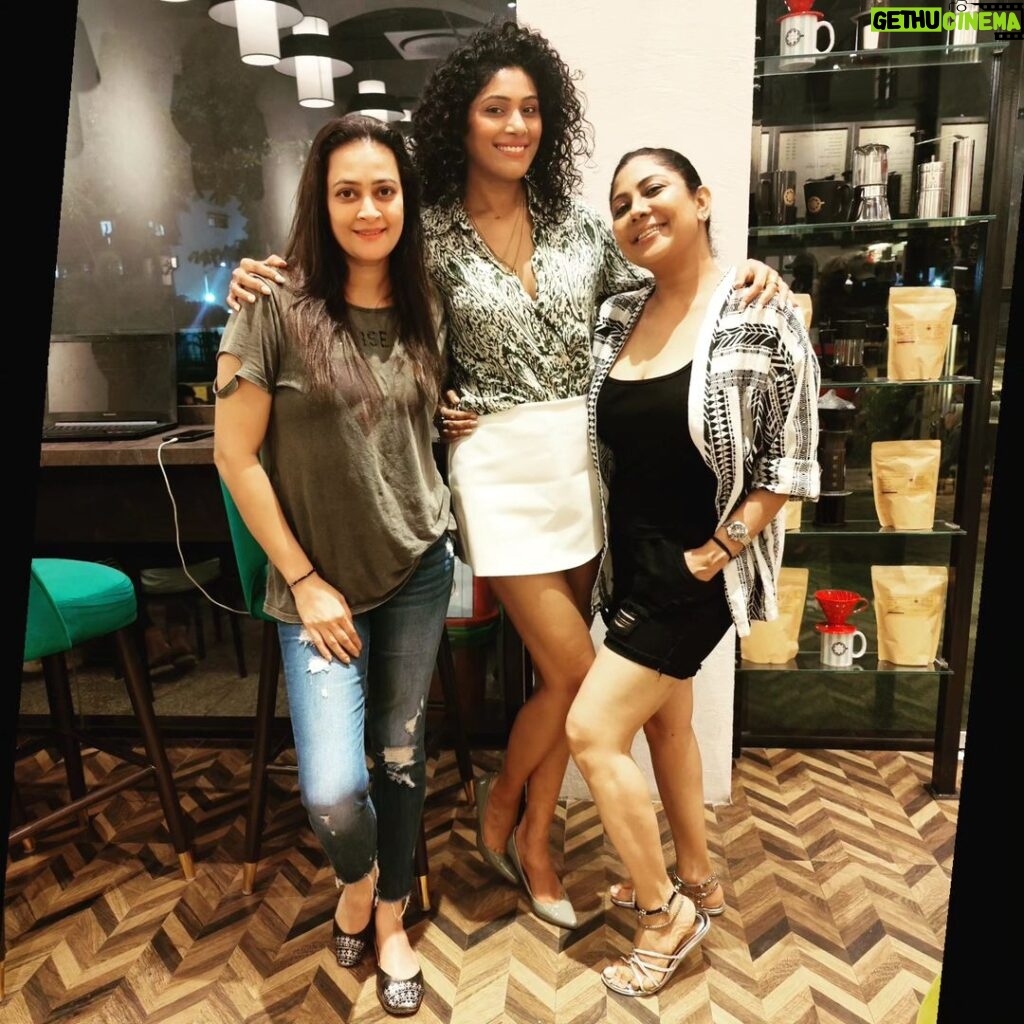 Shraddha Musale Instagram - We met through CID. I was new, naive in the industry, and these two were feisty, spirited, experienced, pro...kehte hain naa manjhe hue khiladi. I used to keep observing them, learnt a lot😃 Some left the show, some stayed longer...but the bond, the friendship stays forever. It's so exciting to meet you everytime @mannahsoulfry @jaswirkaur And Jassi your daughter is a real sweetheart 😘 #friendshipsonset #cidgirls #copsanddoctors #shootlife