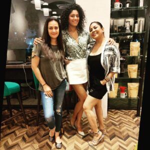 Shraddha Musale Instagram - We met through CID.  I was new, naive in the industry, and these two were feisty, spirited, experienced, pro...kehte hain naa manjhe hue khiladi. I used to keep observing them, learnt a lot😃  Some left the show, some stayed longer...but the bond, the friendship stays forever.  It's so exciting to meet you everytime @mannahsoulfry @jaswirkaur
And Jassi your daughter is a real sweetheart 😘
#friendshipsonset #cidgirls #copsanddoctors #shootlife