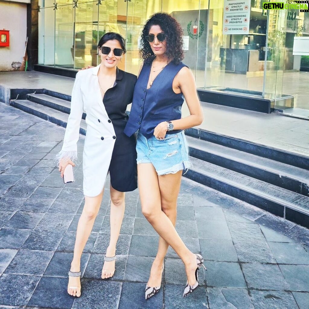 Shraddha Musale Instagram - Us ❤ Love the time when you are around @ashleshasavant #funshoot #chillvibes #friendshipgoals