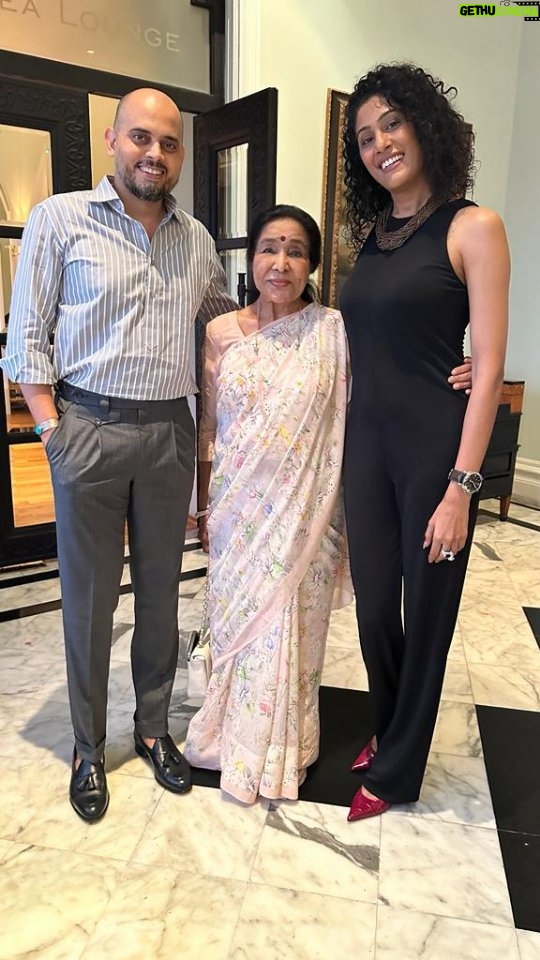 Shraddha Musale Instagram - Unbelievable anniversary surprise! 🎁 Listening to Asha ji and Bappi Da's songs the past few days, and here I am, spending time with the legendary @asha.bhosle herself & her fam. Beyond grateful for the best gift ever! 🌟 Her talent is incomparable; when I ask her about her life's attitude - 'Hamesha Kali Raho, Phool Mat Bano.' ❤️💐 #AnniversaryJoy #AshaBhosleMagic" @detospeaks