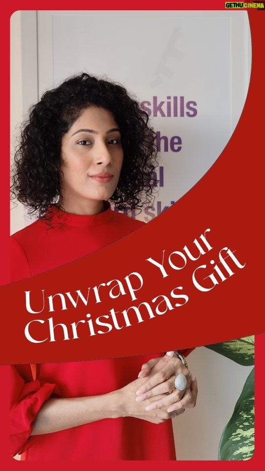 Shraddha Musale Instagram - Wishing you a Merry Christmas π² with a little nugget of information π and an important update π #merrychristmas #christmas #christmasmagic #joyofgiving #santaclaus #softskillsanta #futuretayari #newcoursealert #salescourse