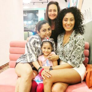 Shraddha Musale Instagram - We met through CID.  I was new, naive in the industry, and these two were feisty, spirited, experienced, pro...kehte hain naa manjhe hue khiladi. I used to keep observing them, learnt a lot😃  Some left the show, some stayed longer...but the bond, the friendship stays forever.  It's so exciting to meet you everytime @mannahsoulfry @jaswirkaur
And Jassi your daughter is a real sweetheart 😘
#friendshipsonset #cidgirls #copsanddoctors #shootlife