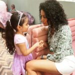 Shraddha Musale Instagram – We met through CID.  I was new, naive in the industry, and these two were feisty, spirited, experienced, pro…kehte hain naa manjhe hue khiladi. I used to keep observing them, learnt a lot😃  Some left the show, some stayed longer…but the bond, the friendship stays forever.  It’s so exciting to meet you everytime @mannahsoulfry @jaswirkaur
And Jassi your daughter is a real sweetheart 😘
#friendshipsonset #cidgirls #copsanddoctors #shootlife