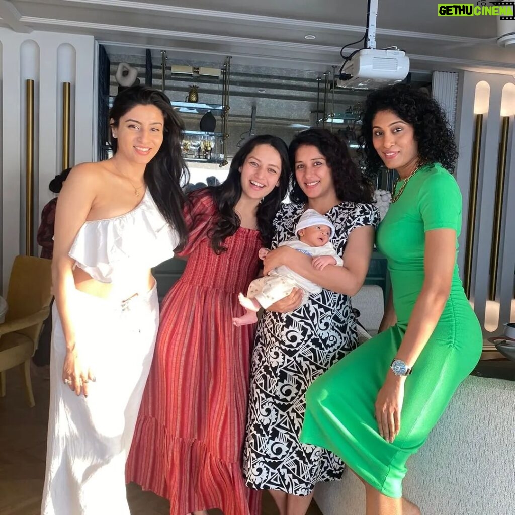 Shraddha Musale Instagram - Big congratulations @iamsameksha and @itsshaeloswal! And Sam such chill sorted new mom you are❤ Kudos and hugs :)) @suhani8 we all love you, inspite of being the youngest, you show the highest level of maturity n understanding, always🤗 and @ashleshasavant hmmm..wait. we being monkeys...you definitely need spanks from me🐱 sucha ball of energy you are. Playtime full of masti, discussions, opinions, gyaan, convincing, and awesome hospitality #porusgang #yearsoffriendship #shootlife #girlchats #newbaby