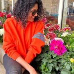 Shraddha Musale Instagram - Had challenged the photographer that "phool kaun hai pata nahi chalna chahiye" aur woh phail ho gaye, ekdum phail 🙈 #timepassclick #just