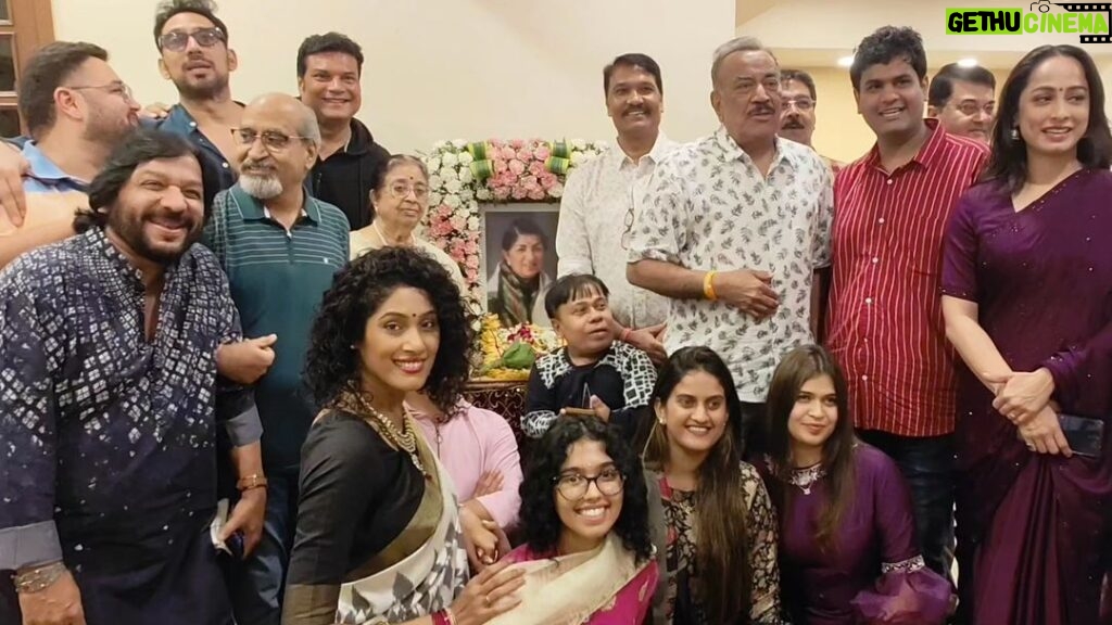 Shraddha Musale Instagram - Celebrated Lata didi's birthday yesterday. When Usha tai told me, "She lives with us, we feel her presence" in Marathi❤️ Thank you Mangeshkar family for making us your family 🤗 #cid #latamangeshkar #mangeshkarfamily #latamangeshkarbirthday @asha.bhosle @ushamangeshkarr @meena.khadikar @shivaaji_satam @iamrealanshasayed @hrishikesh.11 @ajay.nagrath @dayanandshetty8 @narendragupta22 Prabhu Kunj