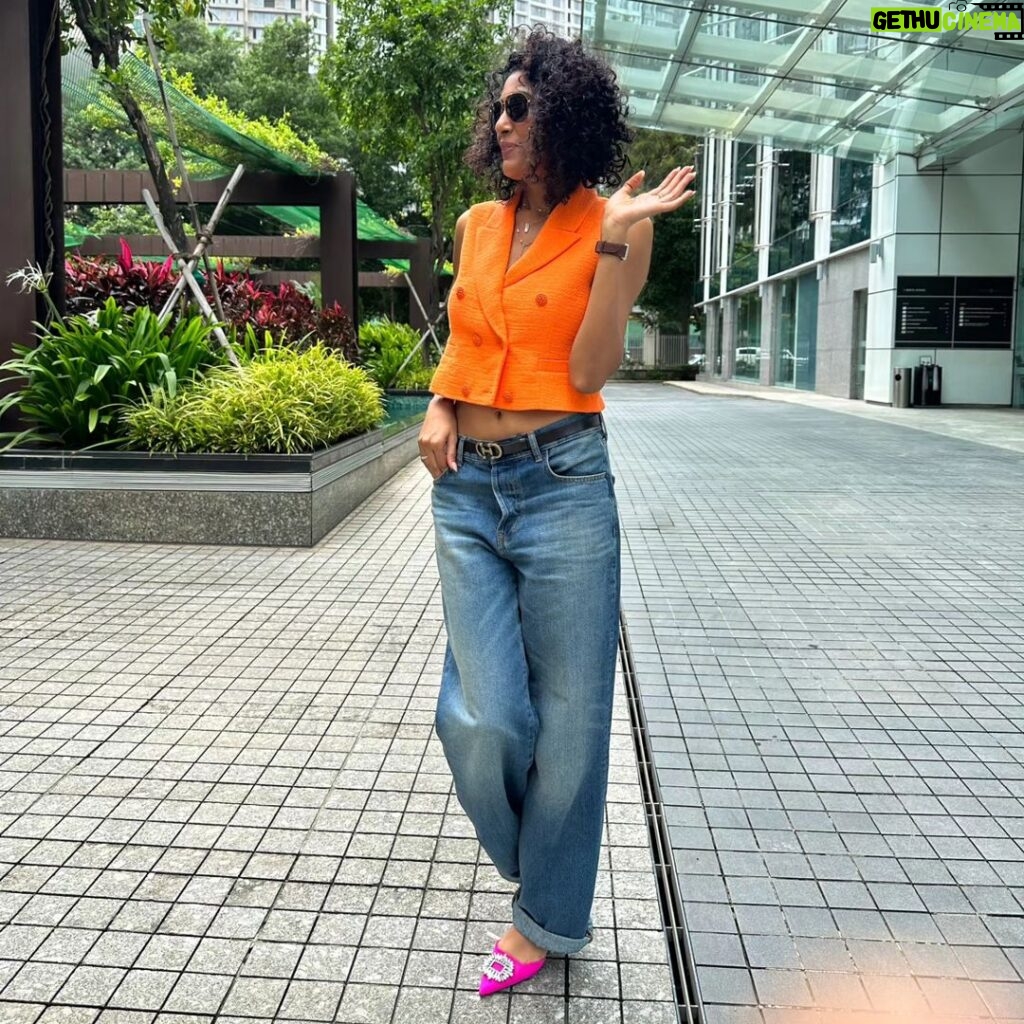 Shraddha Musale Instagram - Orange and pink, can come across as loud but when done in right proportion, becomes uber stylish Hair and makeup by me. Styling by inhouse stylist: @detospeaks #weekendvibes #sunnyday #ootd #orangeandpink #curlscurlscurls #curls