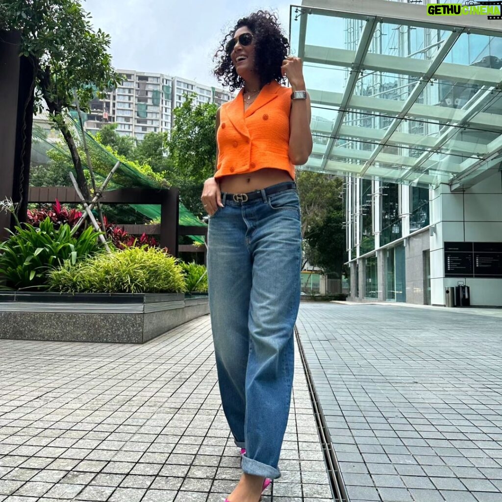 Shraddha Musale Instagram - Orange and pink, can come across as loud but when done in right proportion, becomes uber stylish Hair and makeup by me. Styling by inhouse stylist: @detospeaks #weekendvibes #sunnyday #ootd #orangeandpink #curlscurlscurls #curls