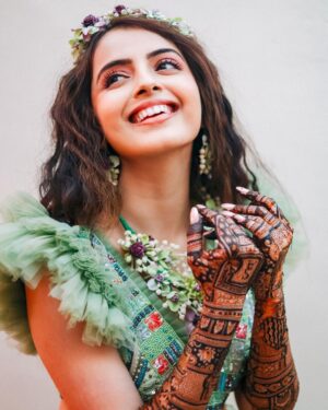 Shrenu Parikh Instagram - Mehendi rach gayi…🧿❤️
Let’s see how much he loves me…!?😜
#LoveAtFirstTake
.

Look Designed & Styled By :- @nehaadhvikmahajan 
.
👗Outfit:- @rajgharana.rg 
💎Jewellery:- @floralartbysrishti 
Makeup hair by :- @thebigbangsalon 
Mehendi by:- @jayshreebridalmehandi 
Photography by :- @oragraphy