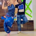 Shrenu Parikh Instagram – Teaser aisa hai toh picture kaisi hogi… 😜
.
@sanghvikenil at his best making us dance like pros! 🧿🧿🧿 
.
#sangeet #performance #dancing #trendingreels #reelitfeelit❤️❤️ #garba #moves #dancelover