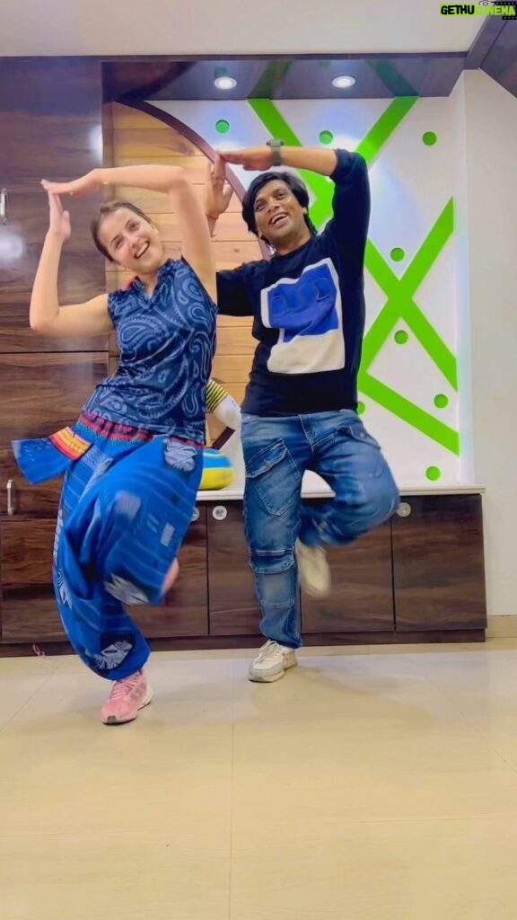 Shrenu Parikh Instagram - Teaser aisa hai toh picture kaisi hogi… 😜 . @sanghvikenil at his best making us dance like pros! 🧿🧿🧿 . #sangeet #performance #dancing #trendingreels #reelitfeelit❤️❤️ #garba #moves #dancelover