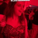 Shrenu Parikh Instagram - ❤️ The bride MOOD was RED In happiness ofcourse 🤪😝 Huge Thanks to these amazing black n white pics clicked by @bharati_k .. made the moments even more special 🖤🤍