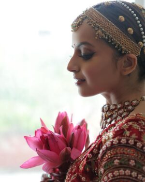 Shrenu Parikh Instagram - The Bridal Details ♥️
.
In frame :- @shrenuparikhofficial 
.
Look Designed, Styled & MUA💄:- @nehaadhvikmahajan 
.
Outfit👗:- @kalkifashion 
.
Bridal Set💎:- @khuranajewelleryhouse 
.
Bridal Accessories:- @raabtabyrahul @raabta_brides 
.
📸:- @oragraphy @fashionbyora 
.
#shrenuparikh #loveatfirsttake #nehaadhvikmahajan #nammakeovers #imuseacademy #bridalsbynam #bridallook #makeupartist