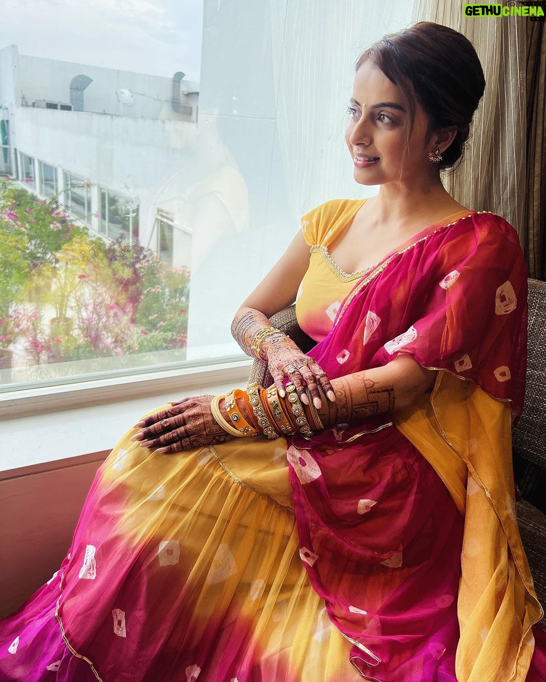 Shrenu Parikh Instagram - This dress felt like SUMMER in December πΊπ¦π» . Ganesh sthapna day! . Itni sundar photo sirf meri @dearmansi kheenchti hai . Outfit by @bunaai Makeup hair by @thebigbangsalon