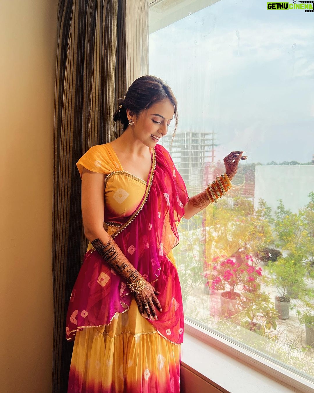 Shrenu Parikh Instagram - This dress felt like SUMMER in December πΊπ¦π» . Ganesh sthapna day! . Itni sundar photo sirf meri @dearmansi kheenchti hai . Outfit by @bunaai Makeup hair by @thebigbangsalon