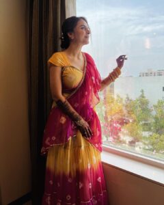 Shrenu Parikh Instagram - This dress felt like SUMMER in December 🌺🦋🌻 . Ganesh sthapna day! . Itni sundar photo sirf meri @dearmansi kheenchti hai . Outfit by @bunaai Makeup hair by @thebigbangsalon