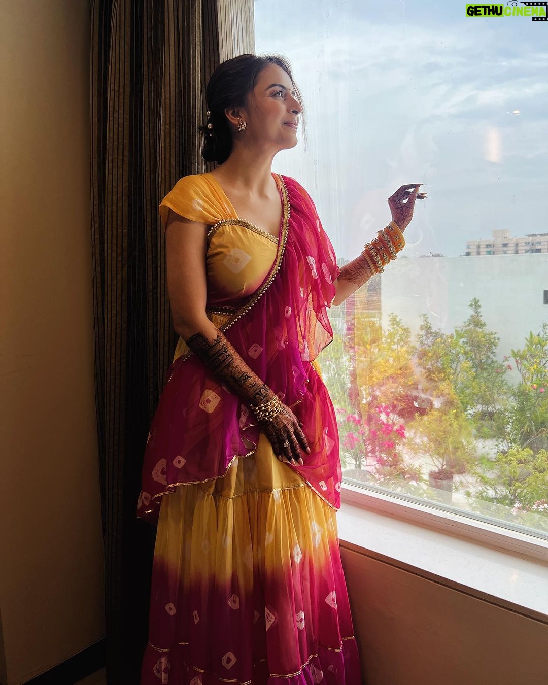 Shrenu Parikh Instagram - This dress felt like SUMMER in December πΊπ¦π» . Ganesh sthapna day! . Itni sundar photo sirf meri @dearmansi kheenchti hai . Outfit by @bunaai Makeup hair by @thebigbangsalon