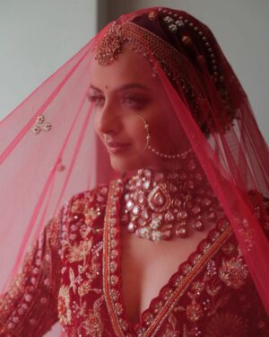 Shrenu Parikh Instagram - The Bridal Details ♥️
.
In frame :- @shrenuparikhofficial 
.
Look Designed, Styled & MUA💄:- @nehaadhvikmahajan 
.
Outfit👗:- @kalkifashion 
.
Bridal Set💎:- @khuranajewelleryhouse 
.
Bridal Accessories:- @raabtabyrahul @raabta_brides 
.
📸:- @oragraphy @fashionbyora 
.
#shrenuparikh #loveatfirsttake #nehaadhvikmahajan #nammakeovers #imuseacademy #bridalsbynam #bridallook #makeupartist