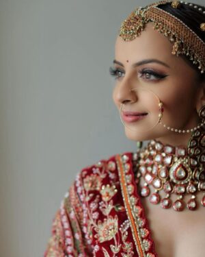 Shrenu Parikh Instagram - The Bridal Details ♥️
.
In frame :- @shrenuparikhofficial 
.
Look Designed, Styled & MUA💄:- @nehaadhvikmahajan 
.
Outfit👗:- @kalkifashion 
.
Bridal Set💎:- @khuranajewelleryhouse 
.
Bridal Accessories:- @raabtabyrahul @raabta_brides 
.
📸:- @oragraphy @fashionbyora 
.
#shrenuparikh #loveatfirsttake #nehaadhvikmahajan #nammakeovers #imuseacademy #bridalsbynam #bridallook #makeupartist
