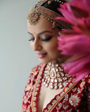 Shrenu Parikh Instagram - The Bridal Details ♥️
.
In frame :- @shrenuparikhofficial 
.
Look Designed, Styled & MUA💄:- @nehaadhvikmahajan 
.
Outfit👗:- @kalkifashion 
.
Bridal Set💎:- @khuranajewelleryhouse 
.
Bridal Accessories:- @raabtabyrahul @raabta_brides 
.
📸:- @oragraphy @fashionbyora 
.
#shrenuparikh #loveatfirsttake #nehaadhvikmahajan #nammakeovers #imuseacademy #bridalsbynam #bridallook #makeupartist