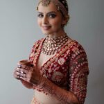 Shrenu Parikh Instagram - The Bridal Details ♥️ . In frame :- @shrenuparikhofficial . Look Designed, Styled & MUA💄:- @nehaadhvikmahajan . Outfit👗:- @kalkifashion . Bridal Set💎:- @khuranajewelleryhouse . Bridal Accessories:- @raabtabyrahul @raabta_brides . 📸:- @oragraphy @fashionbyora . #shrenuparikh #loveatfirsttake #nehaadhvikmahajan #nammakeovers #imuseacademy #bridalsbynam #bridallook #makeupartist