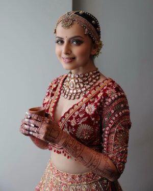 Shrenu Parikh Instagram - The Bridal Details ♥️
.
In frame :- @shrenuparikhofficial 
.
Look Designed, Styled & MUA💄:- @nehaadhvikmahajan 
.
Outfit👗:- @kalkifashion 
.
Bridal Set💎:- @khuranajewelleryhouse 
.
Bridal Accessories:- @raabtabyrahul @raabta_brides 
.
📸:- @oragraphy @fashionbyora 
.
#shrenuparikh #loveatfirsttake #nehaadhvikmahajan #nammakeovers #imuseacademy #bridalsbynam #bridallook #makeupartist