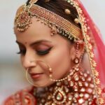 Shrenu Parikh Instagram - The Bridal Details ♥️ . In frame :- @shrenuparikhofficial . Look Designed, Styled & MUA💄:- @nehaadhvikmahajan . Outfit👗:- @kalkifashion . Bridal Set💎:- @khuranajewelleryhouse . Bridal Accessories:- @raabtabyrahul @raabta_brides . 📸:- @oragraphy @fashionbyora . #shrenuparikh #loveatfirsttake #nehaadhvikmahajan #nammakeovers #imuseacademy #bridalsbynam #bridallook #makeupartist