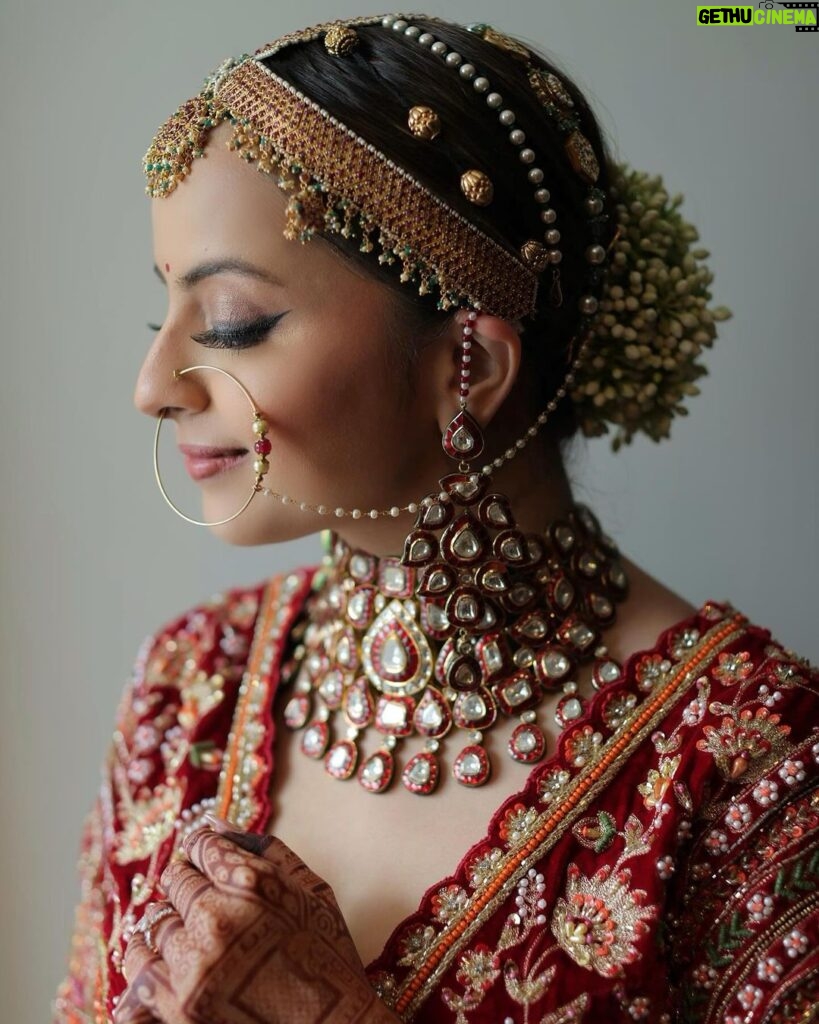 Shrenu Parikh Instagram - The Bridal Details ♥️ . In frame :- @shrenuparikhofficial . Look Designed, Styled & MUA💄:- @nehaadhvikmahajan . Outfit👗:- @kalkifashion . Bridal Set💎:- @khuranajewelleryhouse . Bridal Accessories:- @raabtabyrahul @raabta_brides . 📸:- @oragraphy @fashionbyora . #shrenuparikh #loveatfirsttake #nehaadhvikmahajan #nammakeovers #imuseacademy #bridalsbynam #bridallook #makeupartist