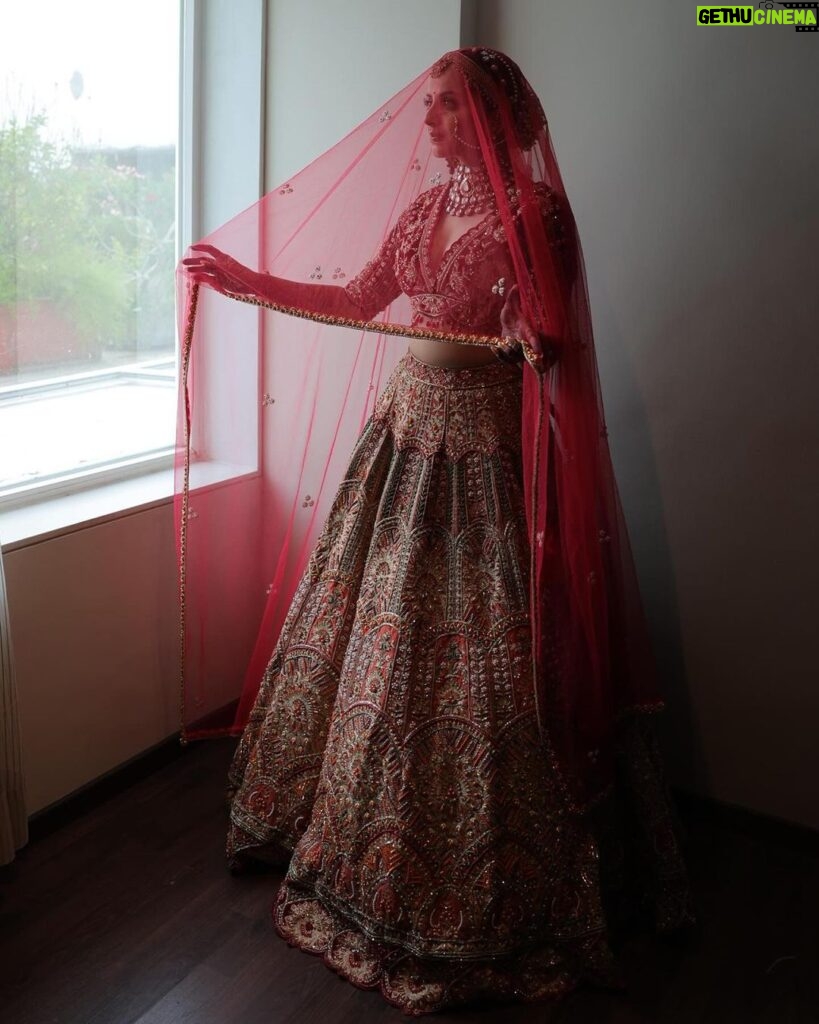 Shrenu Parikh Instagram - The Bridal Details ♥️ . In frame :- @shrenuparikhofficial . Look Designed, Styled & MUA💄:- @nehaadhvikmahajan . Outfit👗:- @kalkifashion . Bridal Set💎:- @khuranajewelleryhouse . Bridal Accessories:- @raabtabyrahul @raabta_brides . 📸:- @oragraphy @fashionbyora . #shrenuparikh #loveatfirsttake #nehaadhvikmahajan #nammakeovers #imuseacademy #bridalsbynam #bridallook #makeupartist