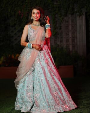 Shrenu Parikh Instagram - Who’s the shahi tukda you guys decide!! ?
.
Technically it was our first function but post ab kar rahe hai🙈😝
.
#grahshanti function #LoveAtFirstTake 
.
Our lovely outfits were from @jhalak_kalpi 
.
Jewellery by @gandevikarjewellers_pvt_ltd 
.
Make up hair by @thebigbangsalon 
.
Photography by @dipeshbhatt_vadodara