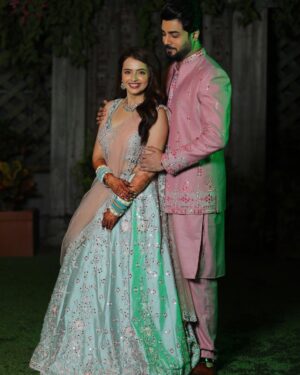 Shrenu Parikh Instagram - Who’s the shahi tukda you guys decide!! ?
.
Technically it was our first function but post ab kar rahe hai🙈😝
.
#grahshanti function #LoveAtFirstTake 
.
Our lovely outfits were from @jhalak_kalpi 
.
Jewellery by @gandevikarjewellers_pvt_ltd 
.
Make up hair by @thebigbangsalon 
.
Photography by @dipeshbhatt_vadodara