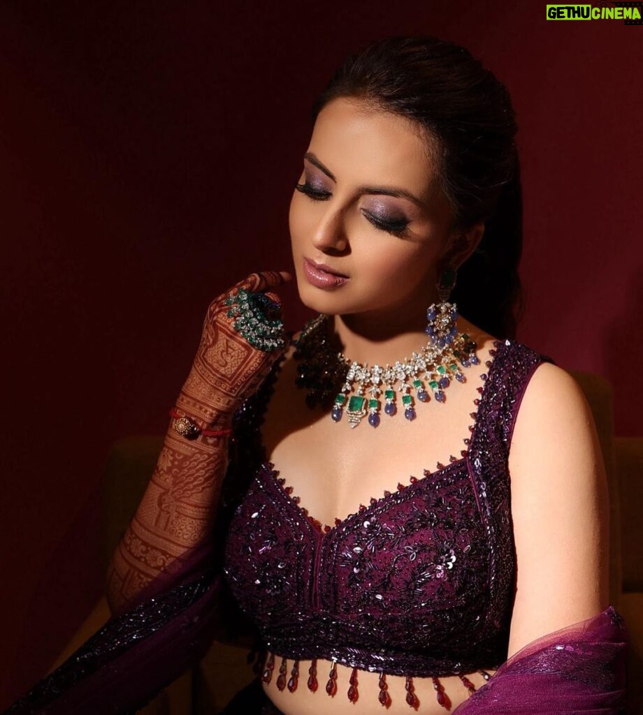 Shrenu Parikh Instagram - His compliment means the world to me… This song is special because he dedicated this to me just when we started our journey… 🧿🥰 . #LoveAtFirstTake . Styled and make up by @nehaadhvikmahajan . Outfit by @neerusindia . Jewellery by @khuranajewelleryhouse . Photography by @oragraphy . Hairstyling by @timemachinebrides @shinejanarthanan . #bride #makeuplook #sangeet #look #ootn #bling #loveislove