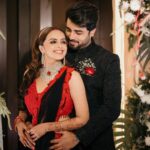 Shrenu Parikh Instagram - ❤️True love stories never have endings … hence ending the festivities with a star studded reception 🤣❤️🧿 . . . Styled by @nehaadhvikmahajan Outfit by @neerusindia Make up by @divasbydivya Jewellery by @khuranajewelleryhouse Head accessory by @adan_creation_ Venue @athena_banquets Decor by @marrigoldevents Cake by @dcakecreations Photography by @knotshots.in @vatsal_shethia Hair by @sankpalsavita . Akshay’s hair makeup done by @mmtimemachine Athena Banquet