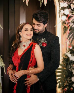 Shrenu Parikh Instagram - ❤️True love stories never have endings … hence ending the festivities with a star studded reception 🤣❤️🧿
.
.
.
Styled by @nehaadhvikmahajan 
Outfit by @neerusindia 
Make up by @divasbydivya 
Jewellery by @khuranajewelleryhouse 
Head accessory by @adan_creation_ 
Venue @athena_banquets 
Decor by @marrigoldevents 
Cake by @dcakecreations 
Photography by @knotshots.in @vatsal_shethia 
Hair by @sankpalsavita 
.
Akshay’s hair makeup done by @mmtimemachine