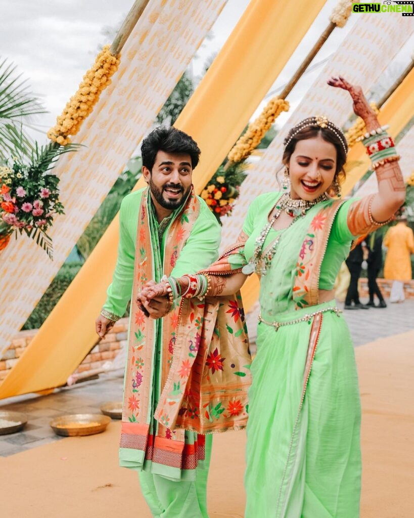 Shrenu Parikh Instagram - The start of a new chapter , sealed with Haldi 💛 💚 Love, laughter and family 🥰 #LoveAtFirstTake . Outfits of me and Akshay specially curated with love by @reenachopra Styled by @reenachopra Jewellery @sonisapphire Jewellery Styled by @nehaadhvikmahajan Bangles by : @rajputi_chuda_store Photography by @oragraphy Decor @the.creative.window . Make -up by @the_beautytown . Hair by @shinejanarthanan @mmtimemachine Event managed by @thetuliptouch Catering by @barodacaterers