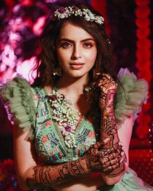 Shrenu Parikh Instagram - Mehendi rach gayi…🧿❤️
Let’s see how much he loves me…!?😜
#LoveAtFirstTake
.

Look Designed & Styled By :- @nehaadhvikmahajan 
.
👗Outfit:- @rajgharana.rg 
💎Jewellery:- @floralartbysrishti 
Makeup hair by :- @thebigbangsalon 
Mehendi by:- @jayshreebridalmehandi 
Photography by :- @oragraphy