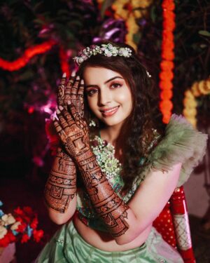 Shrenu Parikh Instagram - Mehendi rach gayi…🧿❤️
Let’s see how much he loves me…!?😜
#LoveAtFirstTake
.

Look Designed & Styled By :- @nehaadhvikmahajan 
.
👗Outfit:- @rajgharana.rg 
💎Jewellery:- @floralartbysrishti 
Makeup hair by :- @thebigbangsalon 
Mehendi by:- @jayshreebridalmehandi 
Photography by :- @oragraphy