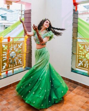 Shrenu Parikh Instagram - Mehendi rach gayi…🧿❤️
Let’s see how much he loves me…!?😜
#LoveAtFirstTake
.

Look Designed & Styled By :- @nehaadhvikmahajan 
.
👗Outfit:- @rajgharana.rg 
💎Jewellery:- @floralartbysrishti 
Makeup hair by :- @thebigbangsalon 
Mehendi by:- @jayshreebridalmehandi 
Photography by :- @oragraphy