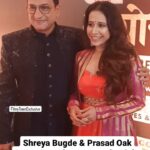 Shreya Bugde Instagram – Exceptional Talent in One Frame🔥
. 
. 
#ShreyaBugde & #PrasadOak both poses together at #TV9 Awards night
. 
. 
. 
#shreyabugde #shreyabugde❤️ #shreyabugade #prasadoak #prasadoakfansclub #prasadoakfans #prasadoak❤️🤩 #prasadoak♥️
