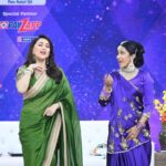 Shreya Bugde Instagram – गेली अनेक वर्ष हवा येऊ द्या मुळे अनेक ‘challenging characters’ करायला मिळाली पण कधी कधी आमचा doctor खूपच धाडसी गोष्टी करायला लावतो …हे मी केलेलं धाडस ……🙈

@madhuridixitnene 
#evergreen
 #rulingourheartsforever ❣️❣️
#dancingwiththequeen
#dhakdhakgirl